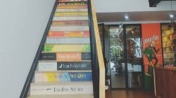 Mỗi bậc cầu thang trông như một quyển sách đang xếp chồng lên nhau
