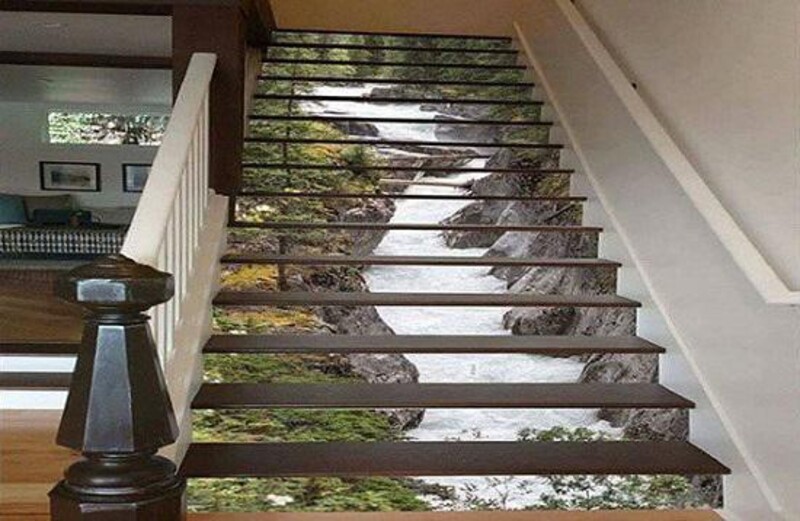 Những mẫu cầu thang với sàn gỗ, mặt dưới dán tranh 3D thế này hiện nay khá phổ biến.